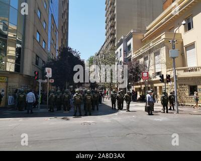 Der antiago de Chile Chile 6 November 2019 Zusammenstöße zwischen der Polizei und Demonstranten bei Providencia Nachbarschaft Straßen während der jüngsten Unruhen Stockfoto