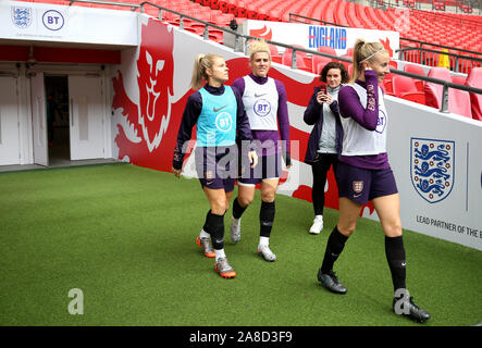 (Nach rechts) England's Rachel Daly, Millie Hell und Liam Williamson während des Trainings im Wembley Stadium, London. Stockfoto