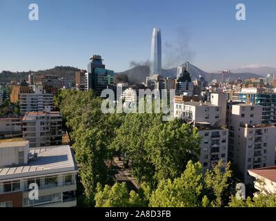 Der antiago de Chile Chile 6 November 2019 geplündert und brennenden Gebäuden bei Providencia neighborhood während der jüngsten Unruhen in Santiago de Chile Stadt Stockfoto