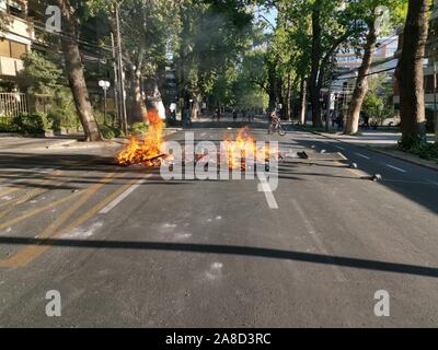 Santiago de Chile. Chile. 06. November 2019. Menschen Demonstranten Barrikaden vorbereiten mit Feuer und Objekte in Providencia Neighborhood in Santiago Straßen Stockfoto