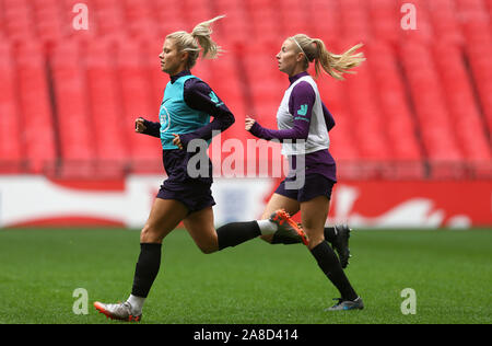 England's Rachel Daly (links) und Lea Williamson während des Trainings im Wembley Stadion, London. Stockfoto