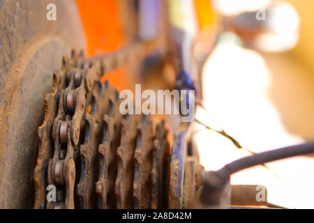 Gang Zyklus mit Kette, mehrere Schritte nacheinander Schritt und angeschlossen Stockfoto