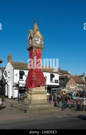 Erinnerungsort Mohngestrickte Mohngarn Bombenangriffe auf Uhrturm Marktplatz Thirsk North Yorkshire England Vereinigtes Königreich Großbritannien GB Großbritannien Stockfoto