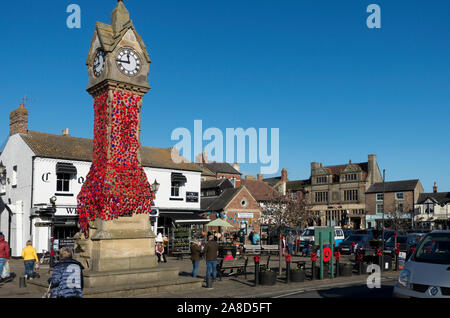 Erinnerungsort Mohngestrickte Mohngarn Bombenangriffe auf Uhrturm Marktplatz Thirsk North Yorkshire England Vereinigtes Königreich Großbritannien GB Großbritannien Stockfoto
