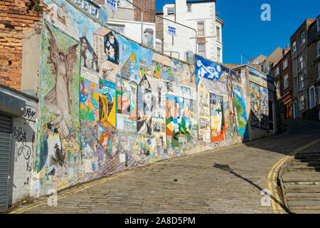 Wandgemälde Wandgemälde und Graffiti-Gemälde auf einer Wall Street Art Bland’s Cliff Scarborough North Yorkshire England Vereinigtes Königreich GB Großbritannien Stockfoto