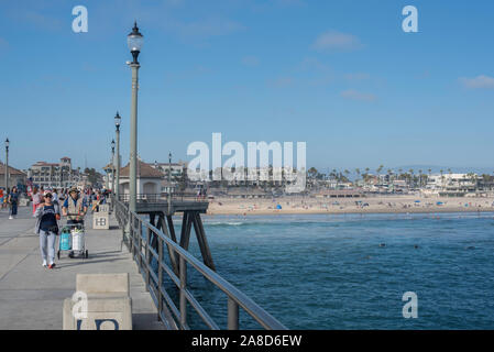 Menschen, die Huntington Pier bei kalifornischem Sonnenschein genießen Stockfoto