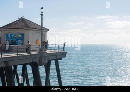 Menschen, die Huntington Pier bei kalifornischem Sonnenschein genießen Stockfoto