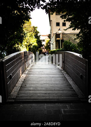 Holzbrücke und foothpath in der Stadt Stockfoto