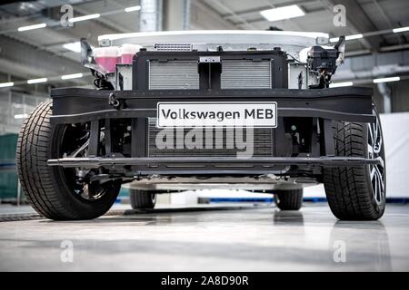 08 November 2019, Niedersachsen, Braunschweig: modulare elektrische Construction Kit (MEB) von VW. Bis zu 500.000 Batterie Systeme werden jährlich in die neue Produktionsstätte in Braunschweig in der Zukunft produziert werden. Dies gilt auch für Teile, die in der neuen modularen elektrischen Bausatz verwendet werden (MEB). Foto: Sina Schuldt/dpa Stockfoto