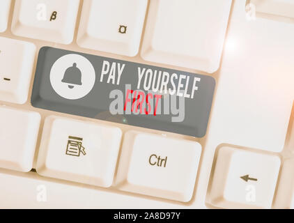 Text Zeichen, Zahlen Sie sich zuerst. Business Foto text Sparen für die Zukunft beiseite setzen sie einen Teil ihres Einkommens Weiß pc-Tastatur mit leeren Hinweis p Stockfoto