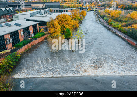 Luftbilder von Schäden, die durch den Fluss Don, Sheffield, Yorkshire, UK Platzen der Banken im November Hochwasser in der Nähe von Meadowhall Stockfoto