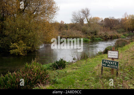 Ein Abschnitt des Flusses Itchen, in der Nähe von Winchester, Hampshire Stockfoto