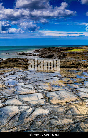 Die felsige Küste in der Umgebung der Küstenstadt Lorne, Victoria, Australien. Stockfoto