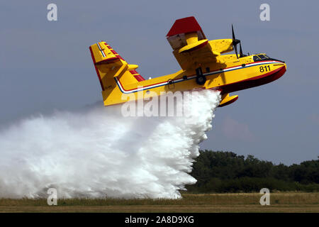 Waterbomber - Fire Fighter Aircraft Spritzwasser Stockfoto