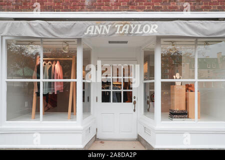 Princeton, New Jersey, 11. November 2019: Ann Taylor mall Ladengeschäft Lage mit Zeichen - Bild Stockfoto