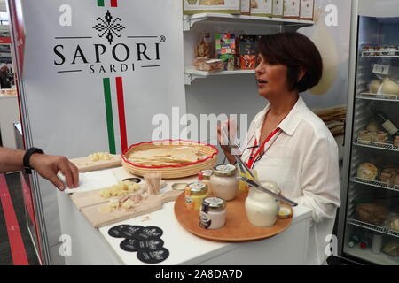 In diesem Jahr Bellavita Expo bietet es größte Produktpalette noch mit kompetenten Herstellern an Hand Käufer durch das Beste, was das Mittelmeer zu bieten hat. Eine große Auswahl an Produkte wie Pasta, Pizza, Brot, Wurstwaren, Milchprodukte, Öle, Dressings Obst & Gemüse, Soßen, Süßwaren, Desserts und Kaffee wurden für die Gäste zur Verfügung, zum von zu wählen, das Bellavita pädagogische Seminare und Podiumsdiskussionen über viele neue und kommende Trends in der Branche. Das große Essen und Wein Veranstaltung im Business Design Centre London UK 7.8 November 2019 gehalten wurde Stockfoto