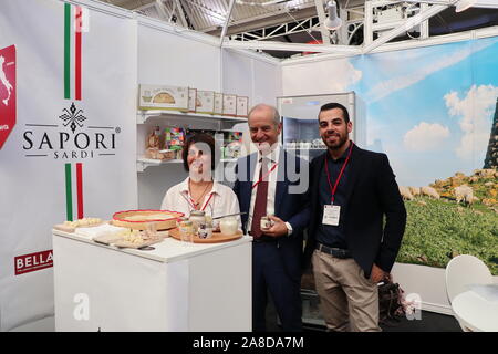 In diesem Jahr Bellavita Expo bietet es größte Produktpalette noch mit kompetenten Herstellern an Hand Käufer durch das Beste, was das Mittelmeer zu bieten hat. Eine große Auswahl an Produkte wie Pasta, Pizza, Brot, Wurstwaren, Milchprodukte, Öle, Dressings Obst & Gemüse, Soßen, Süßwaren, Desserts und Kaffee wurden für die Gäste zur Verfügung, zum von zu wählen, das Bellavita pädagogische Seminare und Podiumsdiskussionen über viele neue und kommende Trends in der Branche. Das große Essen und Wein Veranstaltung im Business Design Centre London UK 7.8 November 2019 gehalten wurde Stockfoto