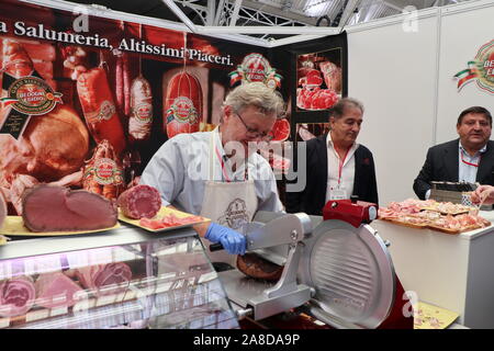 In diesem Jahr Bellavita Expo bietet es größte Produktpalette noch mit kompetenten Herstellern an Hand Käufer durch das Beste, was das Mittelmeer zu bieten hat. Eine große Auswahl an Produkte wie Pasta, Pizza, Brot, Wurstwaren, Milchprodukte, Öle, Dressings Obst & Gemüse, Soßen, Süßwaren, Desserts und Kaffee wurden für die Gäste zur Verfügung, zum von zu wählen, das Bellavita pädagogische Seminare und Podiumsdiskussionen über viele neue und kommende Trends in der Branche. Das große Essen und Wein Veranstaltung im Business Design Centre London UK 7.8 November 2019 gehalten wurde Stockfoto