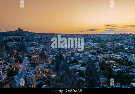 Schöne aeral Nacht Blick Göreme in Kappadokien, Türkei. Berühmte Zentrum von Ballon fligths Stockfoto