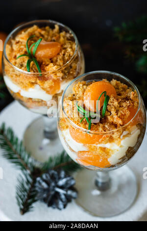 Citrus Kleinigkeit mit Karotte Keks und frische Mandarinen in einem Glas. Weihnachten portioniert Dessert auf der festlichen Tafel. Stockfoto