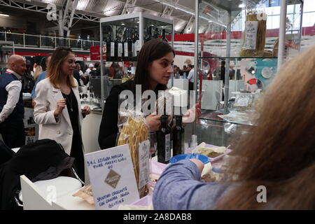 In diesem Jahr Bellavita Expo bietet es größte Produktpalette noch mit kompetenten Herstellern an Hand Käufer durch das Beste, was das Mittelmeer zu bieten hat. Eine große Auswahl an Produkte wie Pasta, Pizza, Brot, Wurstwaren, Milchprodukte, Öle, Dressings Obst & Gemüse, Soßen, Süßwaren, Desserts und Kaffee wurden für die Gäste zur Verfügung, zum von zu wählen, das Bellavita pädagogische Seminare und Podiumsdiskussionen über viele neue und kommende Trends in der Branche. Das große Essen und Wein Veranstaltung im Business Design Centre London UK 7.8 November 2019 gehalten wurde Stockfoto