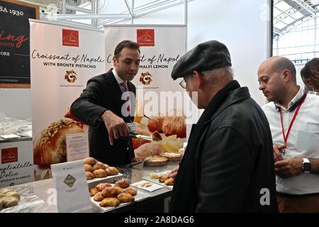 In diesem Jahr Bellavita Expo bietet es größte Produktpalette noch mit kompetenten Herstellern an Hand Käufer durch das Beste, was das Mittelmeer zu bieten hat. Eine große Auswahl an Produkte wie Pasta, Pizza, Brot, Wurstwaren, Milchprodukte, Öle, Dressings Obst & Gemüse, Soßen, Süßwaren, Desserts und Kaffee wurden für die Gäste zur Verfügung, zum von zu wählen, das Bellavita pädagogische Seminare und Podiumsdiskussionen über viele neue und kommende Trends in der Branche. Das große Essen und Wein Veranstaltung im Business Design Centre London UK 7.8 November 2019 gehalten wurde Stockfoto