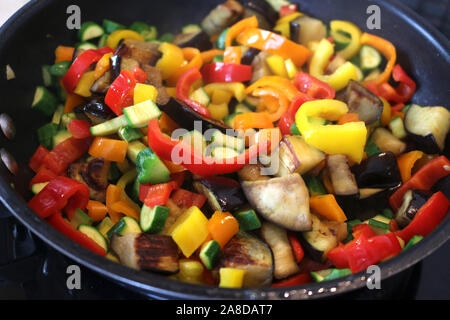 Bunte Pfannengerichte Gemüse Kochen im Wok Stockfoto