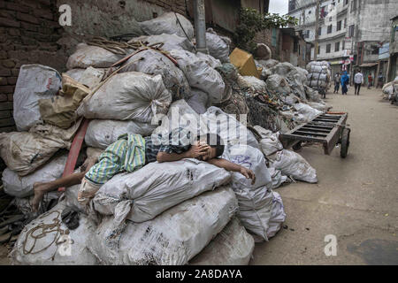 November 8, 2019: Dhaka, Bangladesch - November 08: ein Arbeitsmarkt schlafen auf der Straße in Dhaka, Bangladesch am November 08, 2019. (Bild: © zakir Hossain Chowdhury/ZUMA Draht) Stockfoto