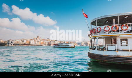 Fähre am Goldenen Horn Bucht und Galata, Sommer, Istanbul, Türkei Stockfoto