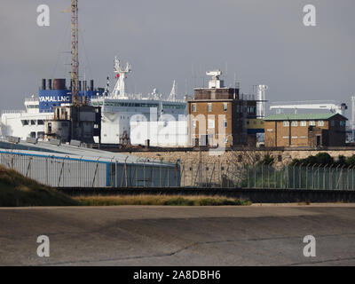 Sheerness, Kent, Großbritannien. 8. November 2019. Russische LNG-Tanker "georgij Brusilov" gesehen, die sich aus Sheerness Docks nach dem Verlassen des National Grid Grain LNG-Terminals. Grain LNG ist von strategischer nationaler Bedeutung zu den BRITISCHEN Energieinfrastruktur und ist die größte LNG-Terminal in Europa. Es hat eine neue Erhöhung der Besuche von LNG verschifft worden, da die Nachfrage nach Erdgas steigt in die kalte Jahreszeit. Credit: James Bell/Alamy leben Nachrichten Stockfoto