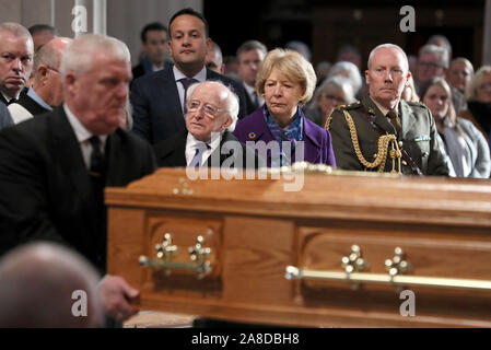 Irische Präsident Michael D Higgins, seine Frau Sabina und Taoiseach Leo Varadkar, zusehen, wie der Sarg des gefeierten Sender Gay Byrne, ist in St. Mary's Pro-Cathedral in Dublin für seine Trauerfeier durchgeführt. Stockfoto