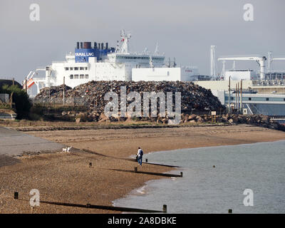 Sheerness, Kent, Großbritannien. 8. November 2019. Russische LNG-Tanker "georgij Brusilov" gesehen, die sich aus Sheerness Docks nach dem Verlassen des National Grid Grain LNG-Terminals. Grain LNG ist von strategischer nationaler Bedeutung zu den BRITISCHEN Energieinfrastruktur und ist die größte LNG-Terminal in Europa. Es hat eine neue Erhöhung der Besuche von LNG verschifft worden, da die Nachfrage nach Erdgas steigt in die kalte Jahreszeit. Credit: James Bell/Alamy leben Nachrichten Stockfoto