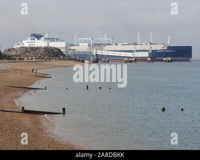 Sheerness, Kent, Großbritannien. 8. November 2019. Russische LNG-Tanker "georgij Brusilov" gesehen, die sich aus Sheerness Docks nach dem Verlassen des National Grid Grain LNG-Terminals. Grain LNG ist von strategischer nationaler Bedeutung zu den BRITISCHEN Energieinfrastruktur und ist die größte LNG-Terminal in Europa. Es hat eine neue Erhöhung der Besuche von LNG verschifft worden, da die Nachfrage nach Erdgas steigt in die kalte Jahreszeit. Credit: James Bell/Alamy leben Nachrichten Stockfoto