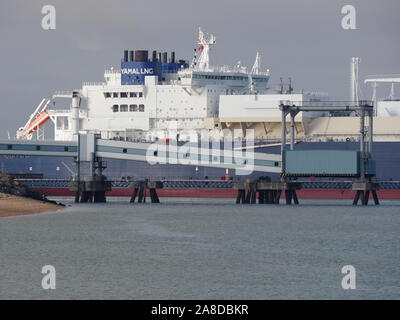 Sheerness, Kent, Großbritannien. 8. November 2019. Russische LNG-Tanker "georgij Brusilov" gesehen, die sich aus Sheerness Docks nach dem Verlassen des National Grid Grain LNG-Terminals. Grain LNG ist von strategischer nationaler Bedeutung zu den BRITISCHEN Energieinfrastruktur und ist die größte LNG-Terminal in Europa. Es hat eine neue Erhöhung der Besuche von LNG verschifft worden, da die Nachfrage nach Erdgas steigt in die kalte Jahreszeit. Credit: James Bell/Alamy leben Nachrichten Stockfoto