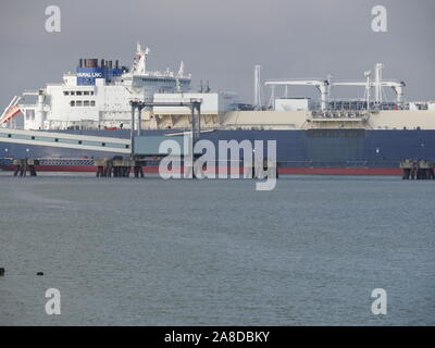 Sheerness, Kent, Großbritannien. 8. November 2019. Russische LNG-Tanker "georgij Brusilov" gesehen, die sich aus Sheerness Docks nach dem Verlassen des National Grid Grain LNG-Terminals. Grain LNG ist von strategischer nationaler Bedeutung zu den BRITISCHEN Energieinfrastruktur und ist die größte LNG-Terminal in Europa. Es hat eine neue Erhöhung der Besuche von LNG verschifft worden, da die Nachfrage nach Erdgas steigt in die kalte Jahreszeit. Credit: James Bell/Alamy leben Nachrichten Stockfoto