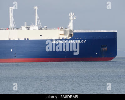 Sheerness, Kent, Großbritannien. 8. November 2019. Russische LNG-Tanker "georgij Brusilov" gesehen, die sich aus Sheerness Docks nach dem Verlassen des National Grid Grain LNG-Terminals. Grain LNG ist von strategischer nationaler Bedeutung zu den BRITISCHEN Energieinfrastruktur und ist die größte LNG-Terminal in Europa. Es hat eine neue Erhöhung der Besuche von LNG verschifft worden, da die Nachfrage nach Erdgas steigt in die kalte Jahreszeit. Credit: James Bell/Alamy leben Nachrichten Stockfoto