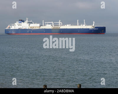 Sheerness, Kent, Großbritannien. 8. November 2019. Russische LNG-Tanker "georgij Brusilov" gesehen, die sich aus Sheerness Docks nach dem Verlassen des National Grid Grain LNG-Terminals. Grain LNG ist von strategischer nationaler Bedeutung zu den BRITISCHEN Energieinfrastruktur und ist die größte LNG-Terminal in Europa. Es hat eine neue Erhöhung der Besuche von LNG verschifft worden, da die Nachfrage nach Erdgas steigt in die kalte Jahreszeit. Credit: James Bell/Alamy leben Nachrichten Stockfoto