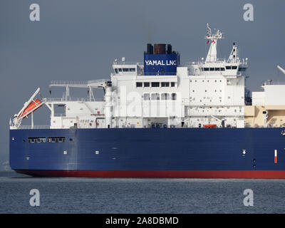 Sheerness, Kent, Großbritannien. 8. November 2019. Russische LNG-Tanker "georgij Brusilov" gesehen, die sich aus Sheerness Docks nach dem Verlassen des National Grid Grain LNG-Terminals. Grain LNG ist von strategischer nationaler Bedeutung zu den BRITISCHEN Energieinfrastruktur und ist die größte LNG-Terminal in Europa. Es hat eine neue Erhöhung der Besuche von LNG verschifft worden, da die Nachfrage nach Erdgas steigt in die kalte Jahreszeit. Credit: James Bell/Alamy leben Nachrichten Stockfoto