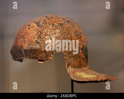 08 November 2019, Nordrhein-Westfalen, Krefeld: Der Helm eines römischen Soldaten aus der Schlacht von Batavia (1. Jahrhundert n. Chr.) können in einer Vitrine des Museums Burg Linn gesehen werden. Vom 10.11.2019 bis 20.09.2020, die Ausstellung "Abenteuer Große Ausgrabung" zeigt eine Auswahl von rund 90.000 Funde aus einer großen archäologischen Ausgrabungen im Jahr 2018. Foto: Roland Weihrauch/dpa Stockfoto