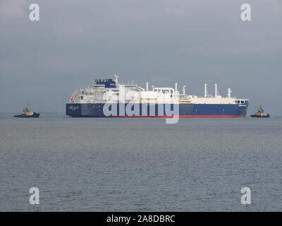 Sheerness, Kent, Großbritannien. 8. November 2019. Russische LNG-Tanker "georgij Brusilov" gesehen, die sich aus Sheerness Docks nach dem Verlassen des National Grid Grain LNG-Terminals. Grain LNG ist von strategischer nationaler Bedeutung zu den BRITISCHEN Energieinfrastruktur und ist die größte LNG-Terminal in Europa. Es hat eine neue Erhöhung der Besuche von LNG verschifft worden, da die Nachfrage nach Erdgas steigt in die kalte Jahreszeit. Credit: James Bell/Alamy leben Nachrichten Stockfoto