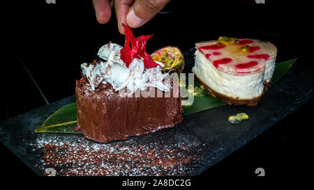 Herz Yuzu Japanese Käsekuchen mit Schokolade Kuchen - asiatische Desserts geformt Stockfoto