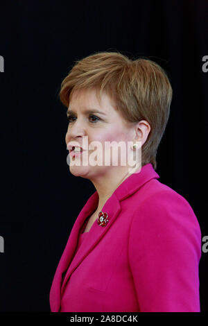 Edinburgh, Großbritannien. 8. November 2019. Drücken Sie Anruf, Nicola Sturgeon Start allgemein der SNP Wahlkampf an dynamischen Erde in Edinburgh. Im Bild: Nicola Sturgeon erster Minister. Credit: Pako Mera/Alamy leben Nachrichten Stockfoto