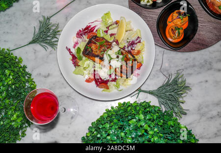 Ein Stück gegrillter Lachs mit Zitrone, Salz und Gemüse - Fancy Food Dekoration Stockfoto