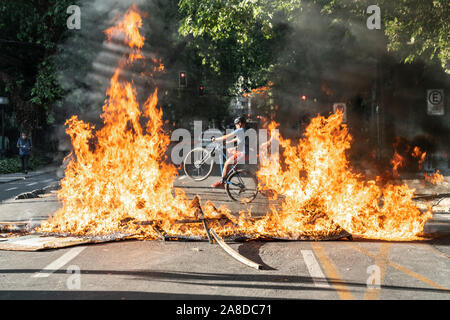 Santiago de Chile. Chile. 06. November 2019. Menschen Demonstranten Barrikaden vorbereiten mit Feuer und Objekte in Providencia Neighborhood in Santiago Straßen Stockfoto