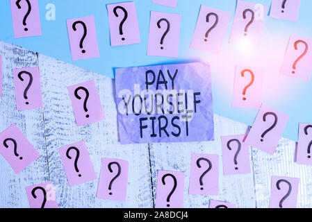 Text Zeichen, Zahlen Sie sich zuerst. Business foto Präsentation speichern für die Zukunft beiseite setzen sie einen Teil ihres Einkommens gekritzelt und bröckelnde Papier Stockfoto