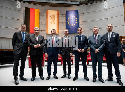 Berlin, Deutschland. 08 Nov, 2019. Gregely Kracsony (L-R), Bürgermeister von Budapest, Ralf Wieland (SPD), der Präsident des Berliner Abgeordnetenhauses, Ekrem Irmer, Bürgermeister von Istanbul, Michael Müller (SPD), Regierender Bürgermeister von Berlin, Rafal Trzaskowski, Bürgermeister von Warschau, Rudi Vervoort, Ministerpräsident der Region Brüssel-Hauptstadt, und Zdenek Hrib, Oberbürgermeister von Prag auf dem Festakt "30 Jahre Friedliche Revolution in der Abgeordnetenkammer. Credit: Fabian Sommer/dpa/Alamy leben Nachrichten Stockfoto