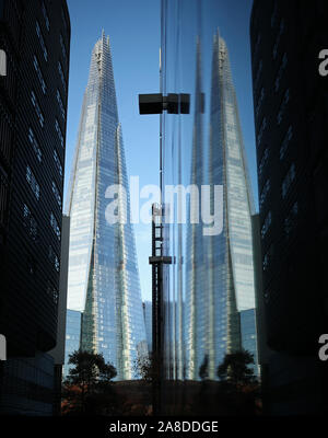 Der Shard und seine Reflexion in einem Bürogebäude, in London Bridge, London. Stockfoto