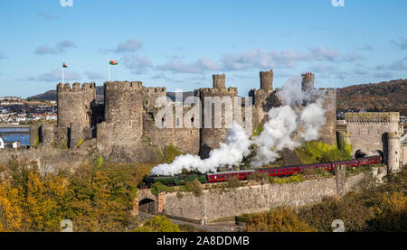 Der Flying Scotsman Pässe Conwy Castle, North Wales auf dem Weg nach Holyhead. Stockfoto