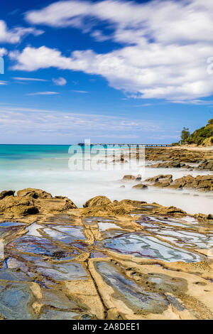 Die felsige Küste in der Umgebung der Küstenstadt Lorne, Victoria, Australien. Stockfoto