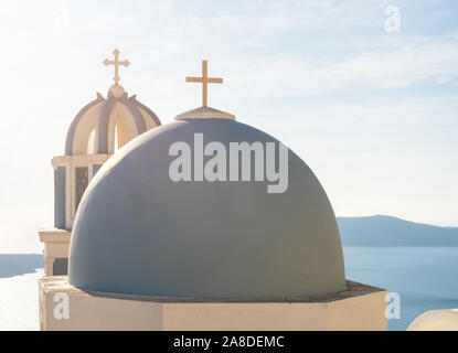 Klassische orthodoxen Griechischen Kirche blauen Kuppel und Glockenturm in Santorini, Griechenland. Stockfoto